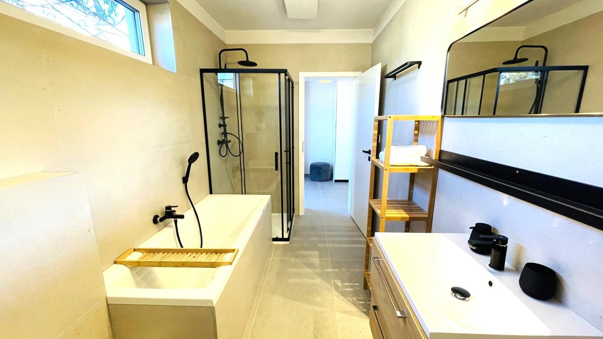 House Flow, 3 Room, Free 2 Parking