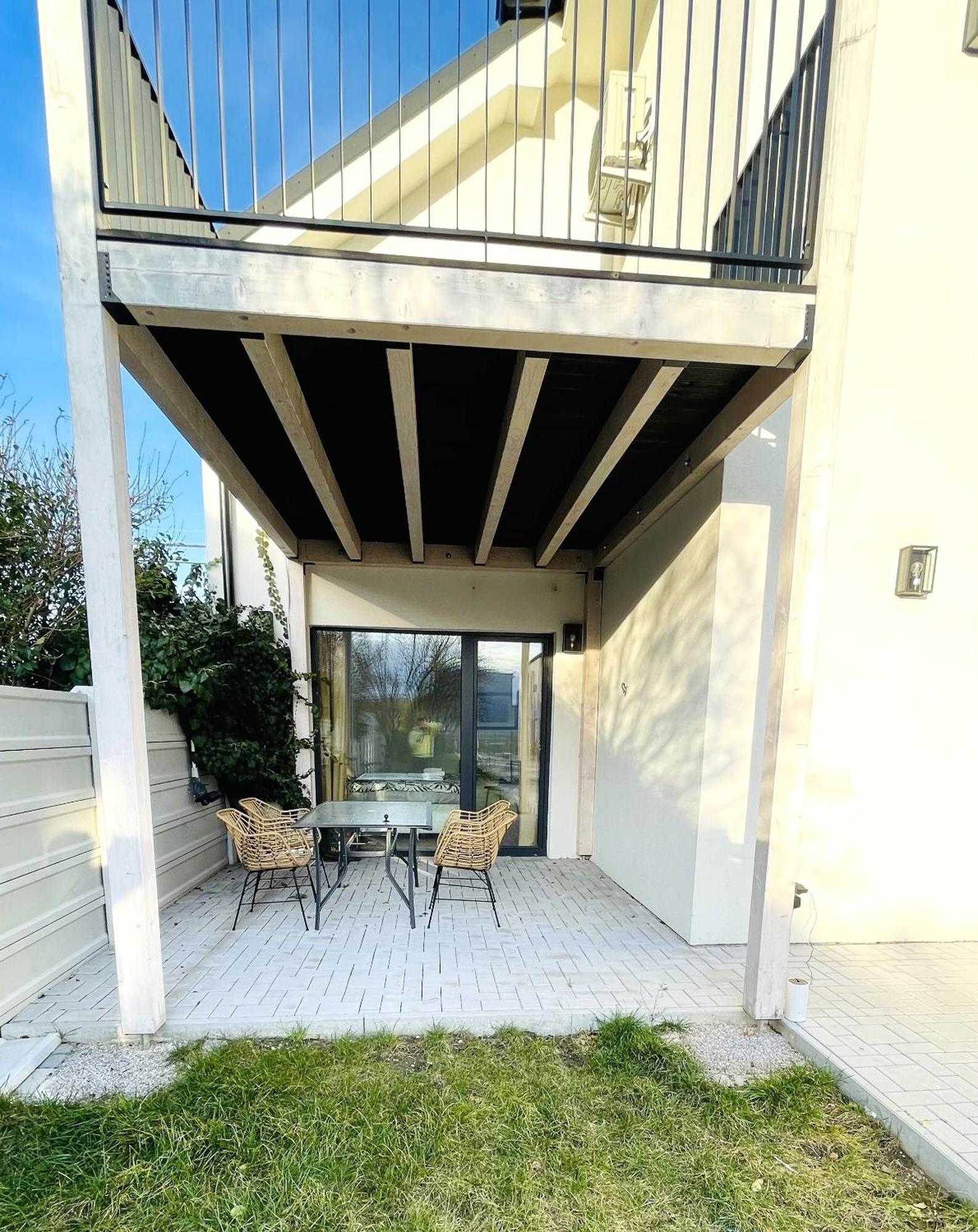 House Flow, 3 Room, Free 2 Parking *