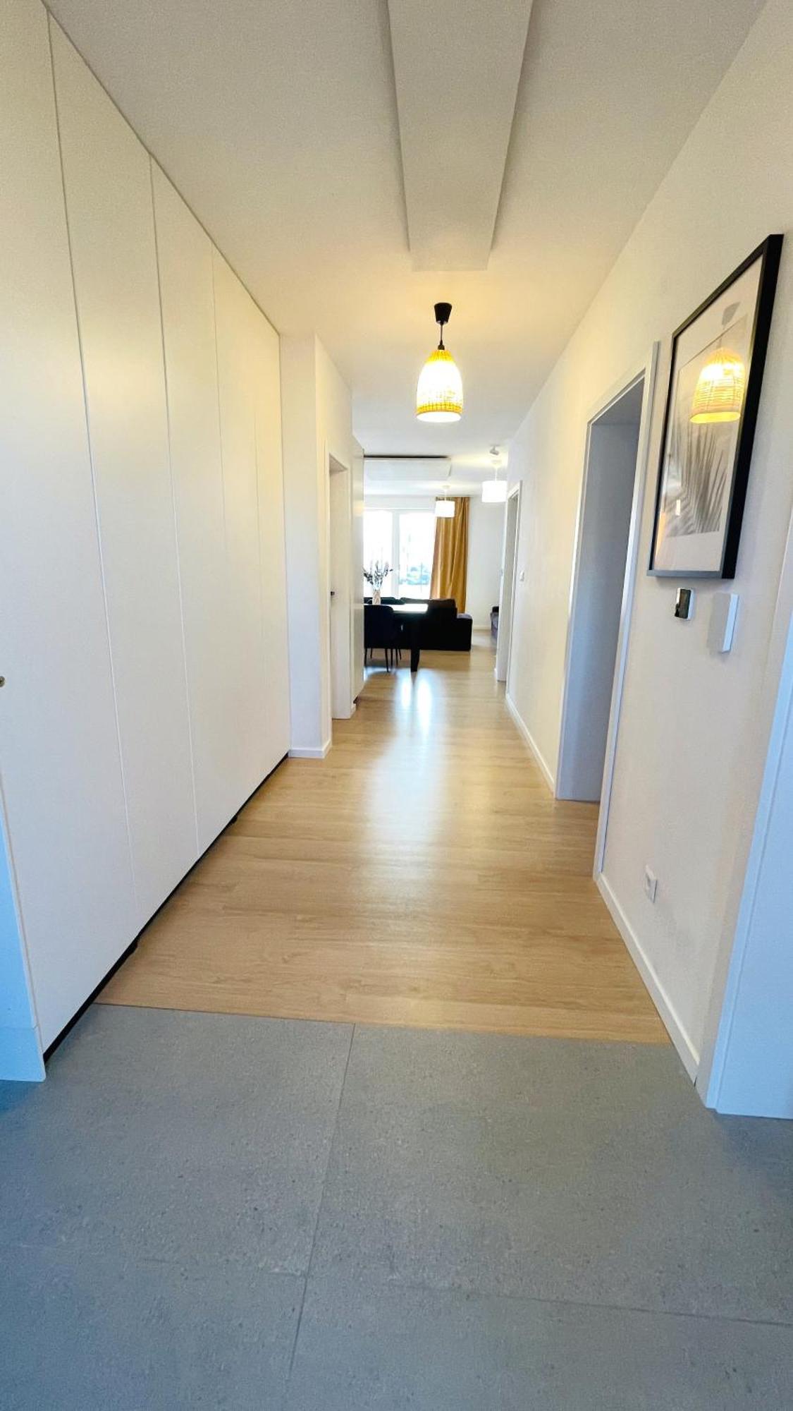 Apartment House Flow, 3 Room, Free 2 Parking *